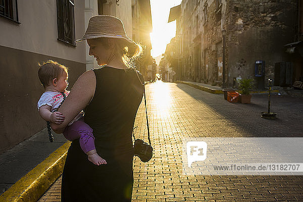 Panama  Mutter und kleines Mädchen besuchen Panama City bei Sonnenuntergang