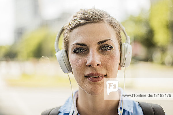Porträt einer selbstbewussten Frau mit Kopfhörern