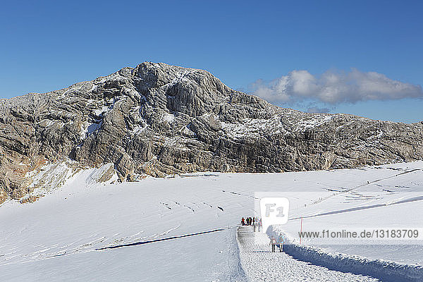 Austria  Styria  Salzkammergut  Dachstein massif  View to Gjaidstein  hiking trail on Hallstaetter Glacier