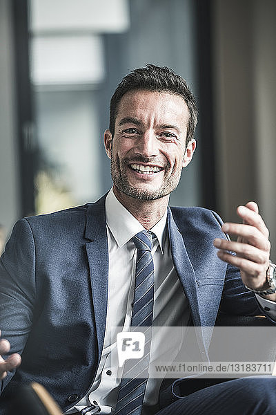 Porträt eines erfolgreichen Geschäftsmannes  lächelnd