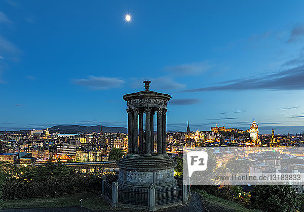 Großbritannien  Schottland  Edinburgh  Blick vom Calton Hill mit Dugald Stewart Monument  Stadtbild der Altstadt mit Schloss und Balmoral Hotel