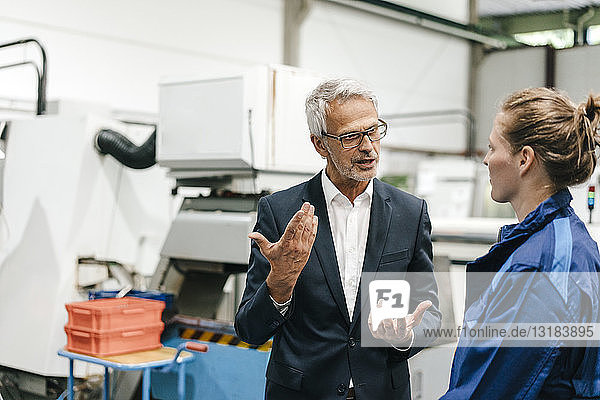Manager und Facharbeiter eines High-Tech-Unternehmens bei einer Besprechung