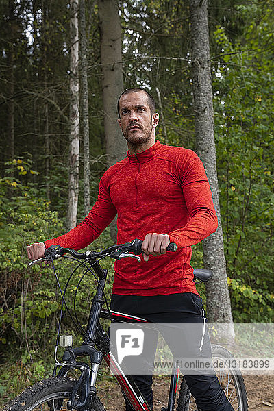Sportler beim Mountainbiken in den Wäldern