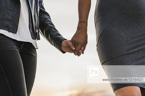Nahaufnahme eines lesbischen Paares  das im Freien Händchen hält
