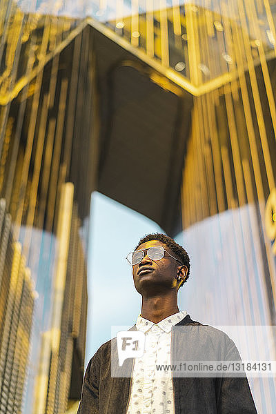 Porträt eines jungen schwarzen Mannes  der eine Brille trägt