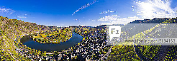 Deutschland  Rheinland-Pfalz  Cochem-Zell  Bremm  Panoramablick auf Moselschleife und Mosel