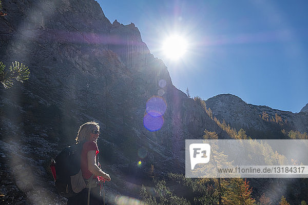 Deutschland  Bayern  Oberbayern  Berchtesgadener Land  Nationalpark Berchtesgaden  Wanderin gegen die Sonne