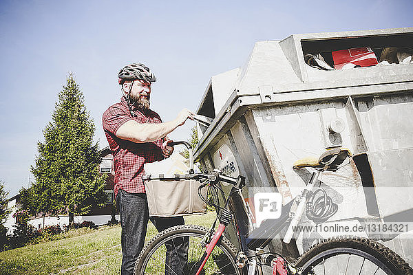 Radfahrer recycelt Altpapier in Papierbank