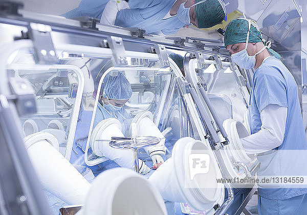 Wissenschaftler verarbeiten menschliches Gewebe im Isolator-Labor
