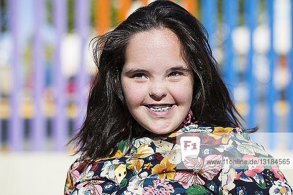 Teenager-Mädchen mit Down-Syndrom lächelt  Zahnspange