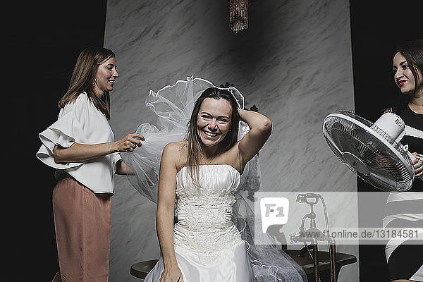 Freundinnen helfen der Braut bei den Vorbereitungen für ihre Hochzeitsfeier
