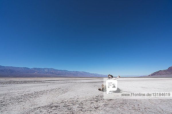 USA  Kalifornien  Death Valley  am Boden sitzender Mann in der Wüste
