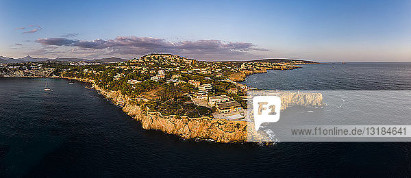 Spanien  Mallorca  Region Calvia  Luftaufnahme der Isla Malgrats und Santa Ponca in der Abenddämmerung