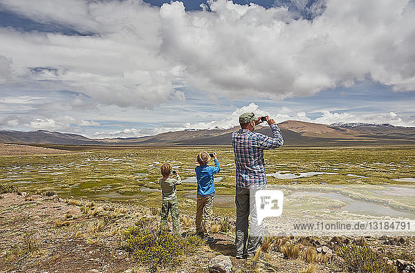 Peru  Chivay  Colca-Canyon  Vater und Söhne beim Fotografieren der Sumpflandschaft in den Anden