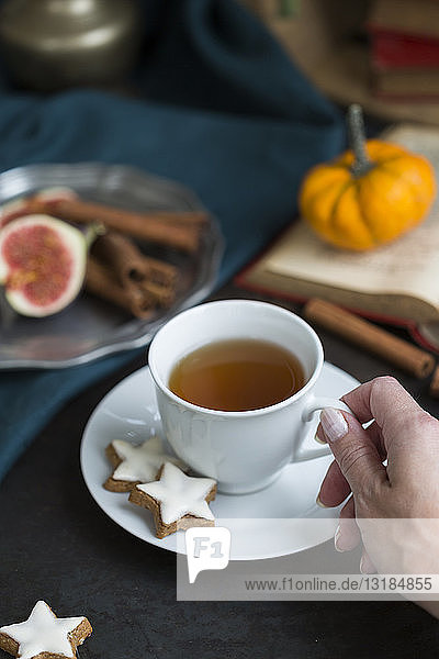 Frau trinkt im Herbst eine Tasse Tee  Nahaufnahme