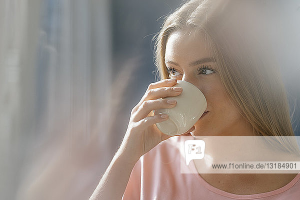 Junge Frau trinkt eine Tasse Kaffee