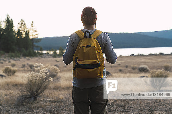 USA  Nordkalifornien  Rückansicht eines jungen Mannes auf einer Wanderung in der Nähe des Lassen Volcanic National Park