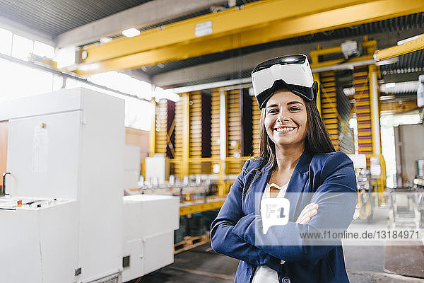 Junge Frau  die im Vertriebslager arbeitet und eine VR-Brille trägt