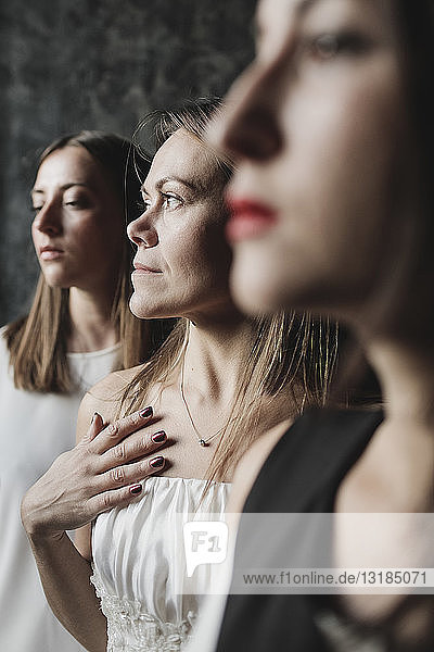 Porträt von drei nachdenklichen Frauen