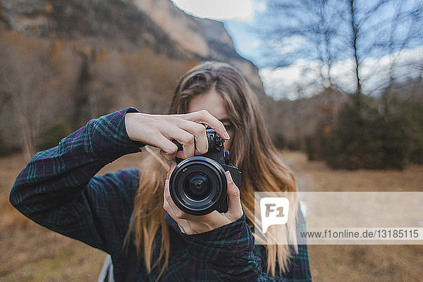 Spanien  junge Frau mit Kamera im Ordesa-Nationalpark