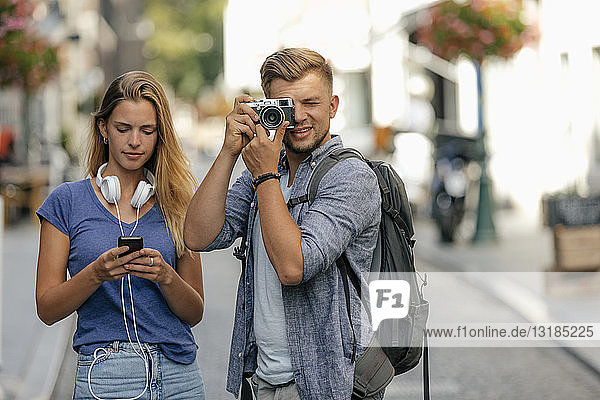 Niederlande  Maastricht  junges Paar erkundet die Stadt und macht Fotos