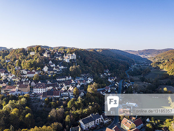 Deutschland  Bayern  Fränkische Schweiz  Egloffstein  Dorf und Schloss im Herbst