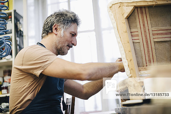 Reife Handwerker  die in der Werkstatt Möbel herstellen