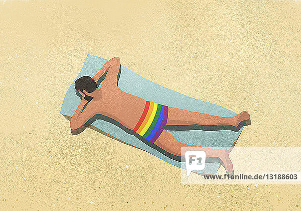 Mann in Regenbogen-Badehose beim Sonnenbaden am Strand