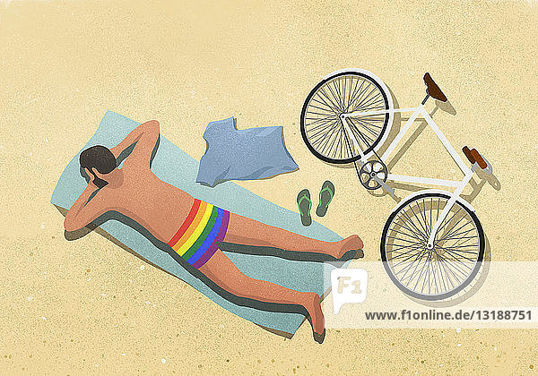 Mann in Regenbogen-Badehose beim Sonnenbaden auf Strandtuch