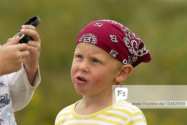 Junge spielt Piraten  kindlicher Blick  Kompass in Kinderhand