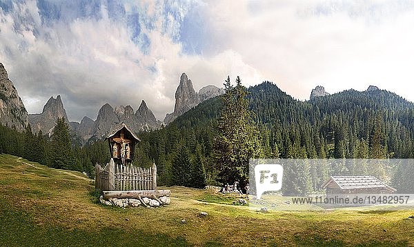 Panoramaaufnahme: idyllische Landschaft  Wegkreuz und Almhütte  San Cyprian  Tiers  Bozen  Italien  Europa