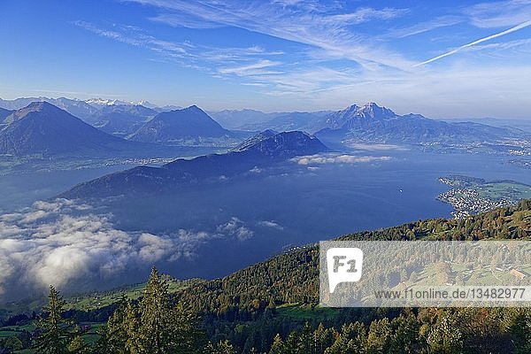 Blick auf den Vierwaldstättersee mit dem Pilatus von der Rigi  Kanton Luzern  Kanton Schwyz  Schweiz  Europa