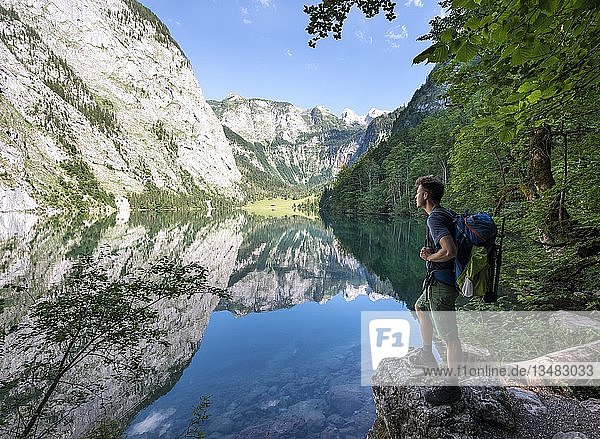 Wanderer auf einem Stein  Obersee mit Wasserspiegelung  Salet am Königssee  Nationalpark Berchtesgaden  Berchtesgadener Land  Oberbayern  Bayern  Deutschland  Europa