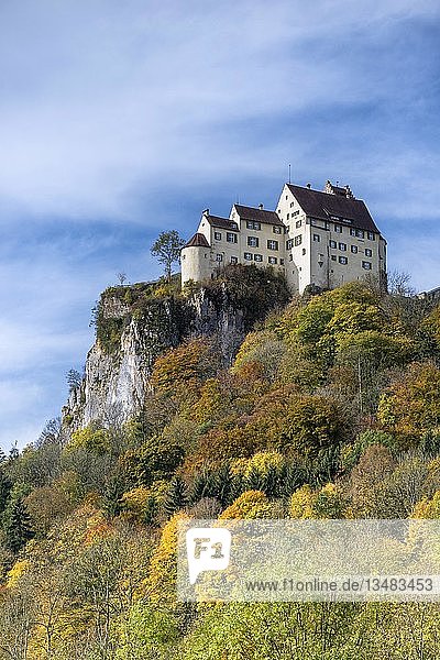 Schloss Werenwag auf einem Felsvorsprung im Oberen Donautal  Baden-Württemberg  Deutschland  Europa
