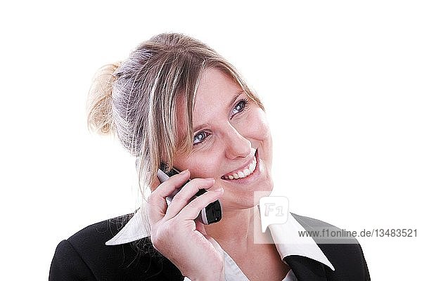 Lächelnde Frau in einem Kostüm  die telefoniert
