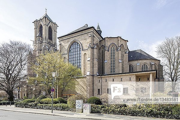 Katholische Pfarrkirche St. Marien Neuss Rheinland Nordrhein-Westfalen Deutschland Europa