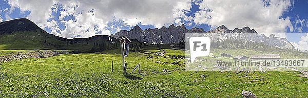 Panorama auf der Ladizalm mit Lalidererwänden  Wegkreuz  Wanderern  Wiesen und Wolken im Karwendelgebirge  Tirol  Österreich  Europa