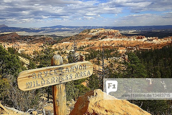 Schild Bryce Canyon Wilderness Area am Beginn des Fairyland Trail im Amphitheater  Bryce Canyon National Park  Utah  USA  Nordamerika