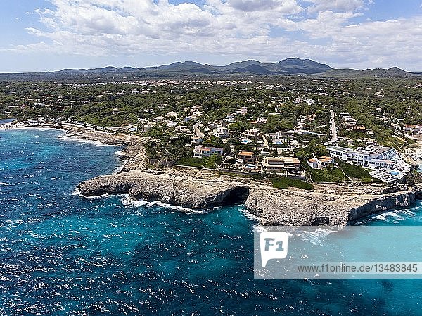 Drohnenaufnahme  Felsenküste mit Villen und Hotels  Cala Tropicana und Cala Domingos  Region Porto Colom  Mallorca  Balearische Inseln  Spanien  Europa