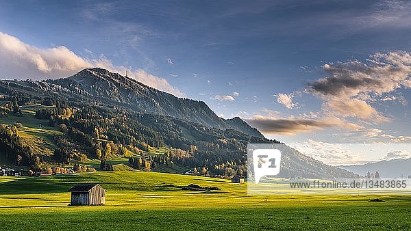 Berglandschaft mit Berg GrÃ¼nten im Herbst  AllgÃ¤uer Alpen  OberallgÃ¤u  Bayern  Deutschland  Europa