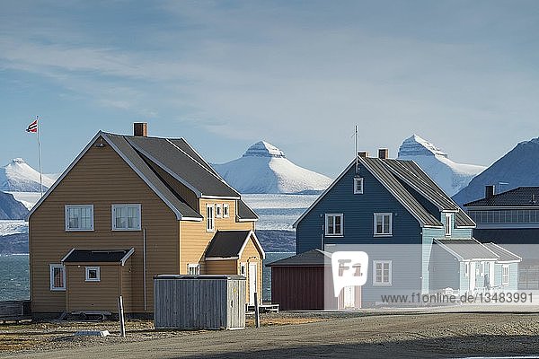 HÃ?user  Forschungssiedlung Ny-Ã...lesund  Kongsfjorden  Berggipfel Tre Kroner (Drei Kronen) Svea  Dana und Nora (fÃ?r Schweden  DÃ?nemark und Norwegen)  Insel Spitzbergen  Archipel Spitzbergen  Svalbard und Jan Mayen  Norwegen  Europa