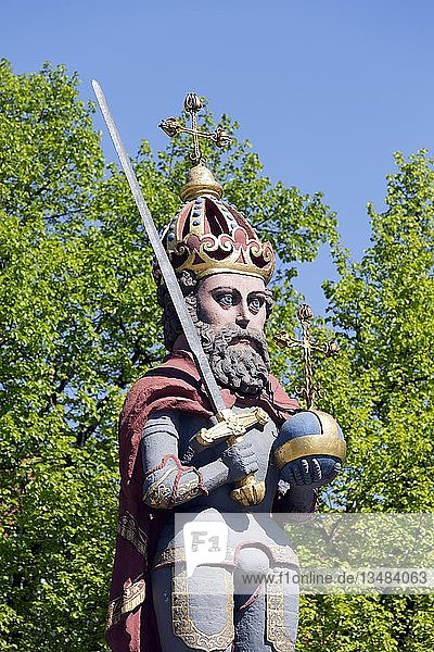 Wedeler Roland Roland-Statue auf dem Marktplatz Symbolfigur für Stadtrechte Wedel Schleswig-Holstein Deutschland Europa