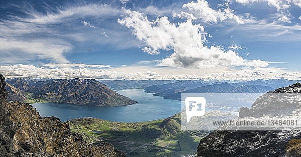 Blick von der Bergkette The Remarkables auf den Lake Wakatipu und die Berge  Queenstown  Otago  Südinsel  Neuseeland  Ozeanien