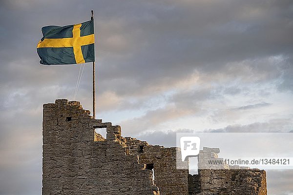 Schwedische Flagge auf mittelalterlicher Stadtmauer  Unesco-Weltkulturerbe  Visby  Insel Gotland  Schweden  Europa