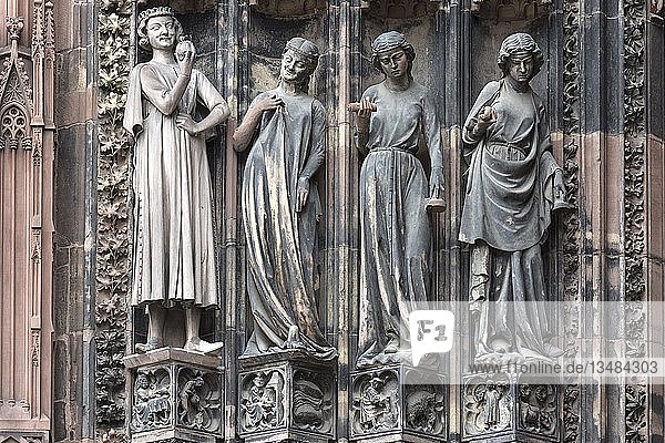 Skulpturen am Hauptportal  die törichten Jungfrauen  Straßburger Münster  Straßburg  Elsass  Frankreich  Europa