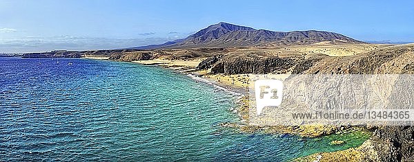 Sandstrand und felsige Küste mit türkisfarbenem Wasser am Playa del Papagayo  Punta Papagayo  Playa Blanca  Lanzarote  Kanarische Inseln  Spanien  Europa