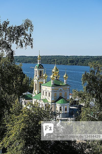 Aussicht auf eine orthodoxe Kirche und den Fluss Wolga  Plyos  Goldener Ring  Russland  Europa
