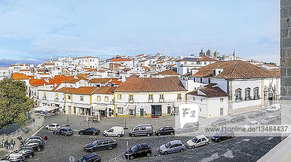 Stadtbild der Dächer der Altstadt  mit parkenden Autos  Evora  Alentejo  Portugal  Europa