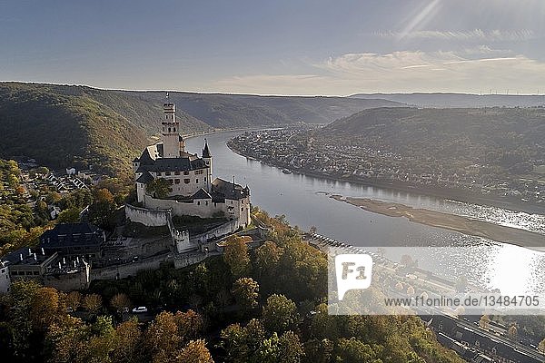 Burg Marksburg im UNESCO-Weltkulturerbe Oberes Mittelrheintal hoch über dem Rhein bei Braubach  Drohnenaufnahme  Braubach  Rheinland-Pfalz  Deutschland  Europa