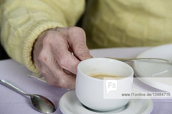 Alte Männerhand hält eine Tasse Kaffee  Deutschland  Europa